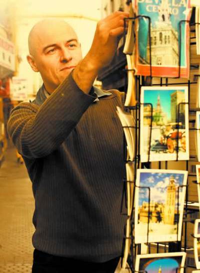 Dominique Ané (o A), curioseando en un quiosco sevillano. 