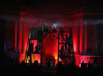 Espectacular panorama del Teatro Romano de Mérida con el montaje de  Las troyanas  , el jueves por la noche .rnGloria Muñoz (a la izquierda) y Anna Ycobalzeta, en  Las troyanas,   de Eurípides. 