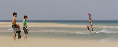 Sombrilla, crema solar  y un libro sumergible