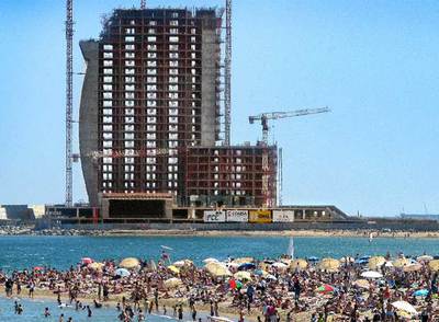 El   hotel vela,   en una imagen reciente, muestra su estructura junto a la Barceloneta y en una de las bocanas del puerto.
