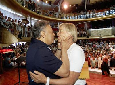 Zubin Mehta con Elfi Blank, la ciudadana austriaca que consiguió por 8.300 euros, en una subasta, la batutarndel maestro. rn thomas haentzschel  norklichtrnMúsicos de la Filarmónica de Viena, en el barco.