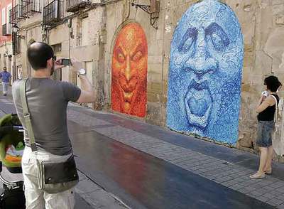  En construcción , de Susu33, una de las obras de  La ciudad inventada,  en Logroño.