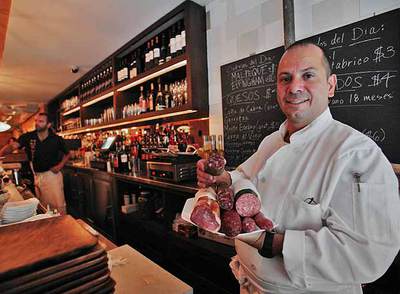 David Santiago,  chef  del restaurante español de tapas Boquería, en Nueva York, muestra un surtido de embutidos. rnFoto: Bloomberg
