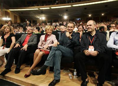 De izquierda derecha, Elena Valenciano, José Blanco, María Teresa Fernández de la Vega, José Luis Rodríguez Zapatero, Manuel Chaves y José Antonio Alonso, en el  congreso.