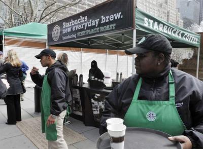 Empleados de uno de los nuevos establecimientos de Starbucks en un parque de Nueva York.