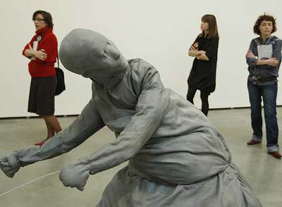 Una escultura de Juan Muñoz, expuesta en la retrospectiva del Museo Guggenheim Bilbao.