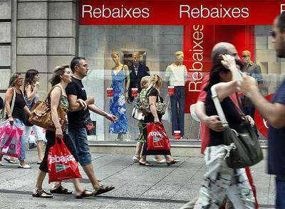 El Portal de l'Àngel de Barcelona, ayer, domingo, con las tiendas abiertas por las rebajas.