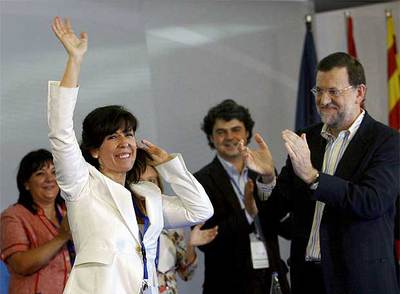 La nueva presidenta del PP catalán, Alicia Sánchez-Camacho, saluda al final del congreso junto a Mariano Rajoy.