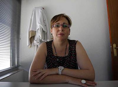Luz María Sánchez, en el centro médico en el que trabaja.