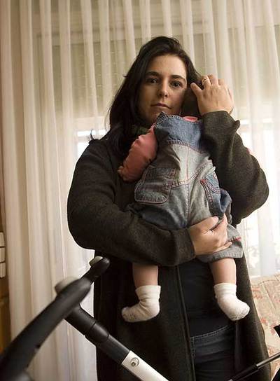 Eva Cuadrado, con su hija en brazos.