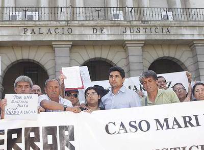 Los familiares de Mari Luz encabezaron la protesta de ayer en Sevilla.