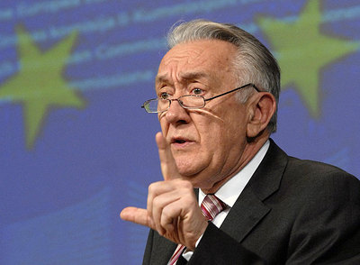 El comisario europeo de Fiscalidad, Laszlo Kovacs, durante la rueda de prensa en Bruselas.