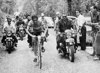 Bahamontes sube un puerto en la etapa Saint Etienne-Grenoble de 1959.