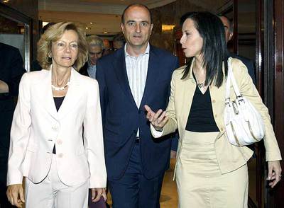 Sebastián, entre las ministras Salgado (a su derecha) y Corredor, antes de participar en el Foro Sociedad en Red.