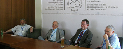 Los Nobel de Física (de izquierda a derecha) Martinus Veltman, David Gross, George Smoot y Riccardo Giacconi, en la reunión de Lindau.