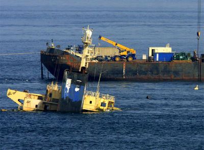 El buque de la empresa Titan Salvage trabajaba ayer en la preparación del rescate del   New Flame  , que permanece semihundido.