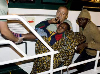 Agentes de la Guardia Civil atienden a supervivientes de la patera que llegó a Almería.