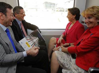 Tomás Gómez, Alberto Ruiz-Gallardón, Magdalena Álvarez y Esperanza Aguirre, durante la inauguración del nuevo  túnel de la risa. 
