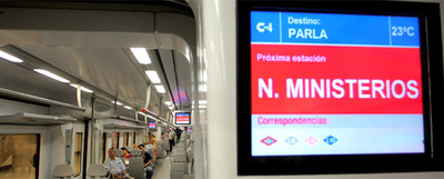 Una pantalla de un tren de la línea C-4, una de las que desde ayer atraviesan el nuevo  túnel de la risa,  anuncia la estación de Nuevos Ministerios.