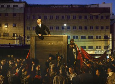  A Requiem: Vladimir at night, 1920  (2007), de Yasumasa Morimura.