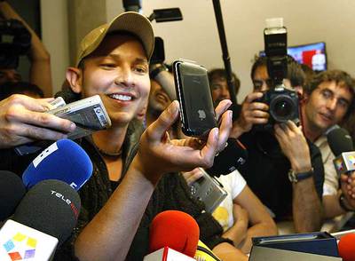 Carlos A. Rodríguez, de 19 años, colombiano, fue el primero en comprar ayer el iPhone en la tienda de Telefónica de la Gran Vía de Madrid.rnuly martín