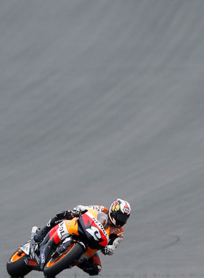 Pedrosa toma una curva en los entrenamientos.