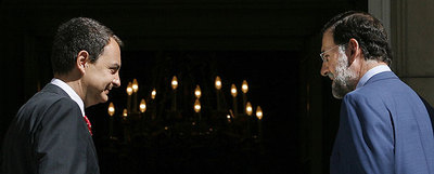 Zapatero y Rajoy, en la puerta del palacio de la Moncloa antes de su última reunión, el 11 de junio de 2007.