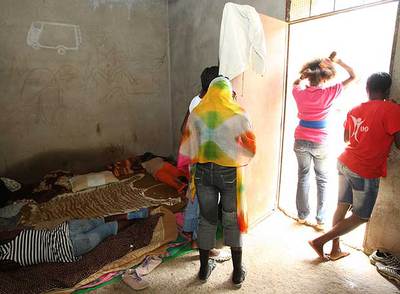 Varios kenianos esconden sus caras por miedo a represalias en un  tranquilo  de Oujda.