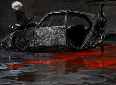 El montaje  Inferno,  de Romeo Castellucci, no oculta la admiración por la estética de Andy Warhol, como muestra la fotografía.