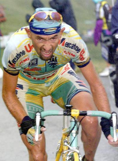 Pantani, en las últimas rampas de Les Deux Alpes, en el Tour 98, etapa que ganó y tras la que se vistió con el jersey de líder.