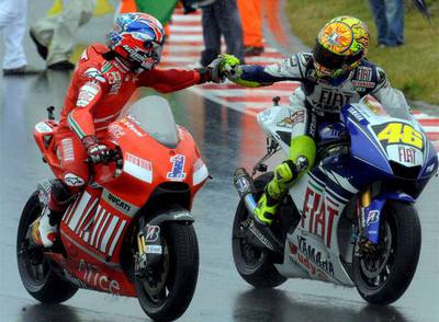 El vencedor de la carrera, Casey Stoner, a la izquierda, recibe la felicitación de Valentino Rossi.
