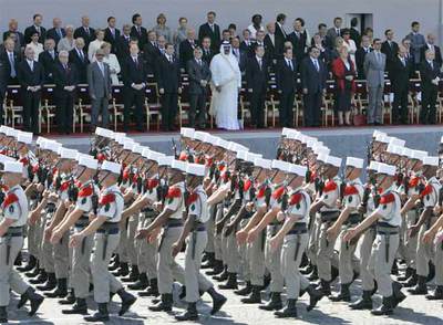 Los jefes de Estado y de Gobierno que asistieron a la cumbre de la Unión por el Mediterráneo presencian en París el desfile de la Legión durante los actos del 14 de julio.