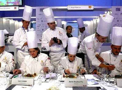 Un grupo de cocineros europeos examina y prueba algunos de los platos a concurso en el Premio Bocuse d'Or en Stavanger (Noruega).