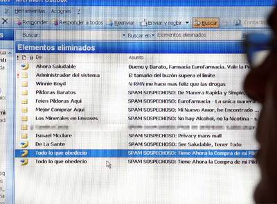 Un usuario de Internet repasa su  correo basura , buena parte del cual ofrece todo tipo de medicamentos.