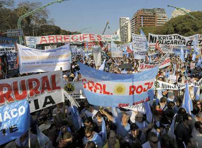 Miles de manifestantes protestan contra la subida de impuestos al campo en Buenos Aires.