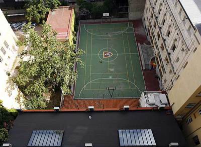 En primer plano, el tejado de la tienda de decoración Becara, que ocupa parte del patio de la manzana, según la denuncia.rnÍñigo Henríquez de Luna.