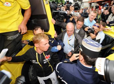 Riccardo Riccò abandona el autobús de su equipo, el Saunier Duval, escoltado por gendarmes franceses.