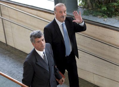 Ángel María Villar, presidente de la Federación, acompaña a Vicente del Bosque, nuevo seleccionador.