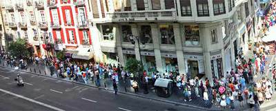 La cola de personas para conseguir entradas del concierto de Madonna en la Fnac de Valencia daba ayer la vuelta a la manzana.