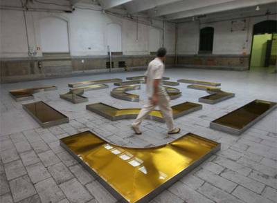 La artista brasileña Valeska Soares reflexiona sobre la belleza en la instalación  Vanishing Point.  