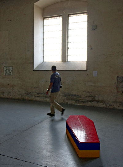 El  Ataúd Lego , del colombiano Fernando Arias.