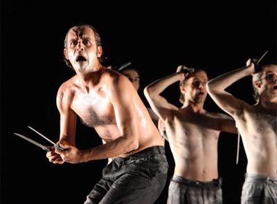 Una escena de la obra  Áyax,  con la que el director Theo Terzopoulos vuelve al festival de teatro de Mérida. rnEl director griego Theo Terzopoulos.