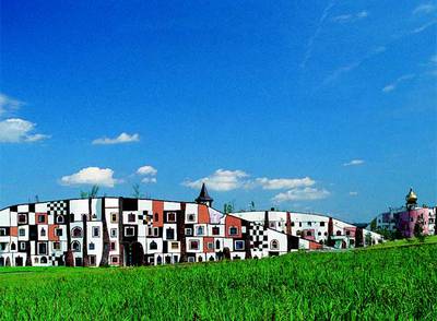 Hundertwasser proyectó en 2000, en Bad Blumau (Austria), el recinto termal Rogner, con ventanas multiformes y ni una sola línea resta (