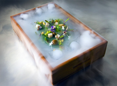 La composición  bruma  contiene papada de cerdo, guisantes de lágrima, piñones y judías verdes.