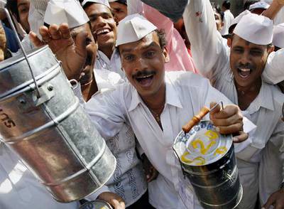 Un grupo de  dabbawalas  de Bombay con contenedores llenos de comida, en febrero de 2008. 
