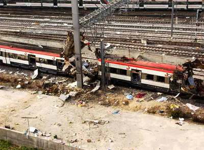 Aspecto, cerca de la estación madrileña de Atocha, de uno de los trenes en los que los terroristas hicieron estallar bombas el 11 de marzo de 2004.rnFoto: Efe