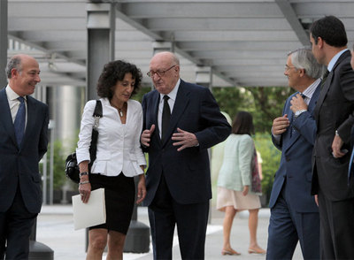 La ministra Mercedes Cabrera escucha al jurista Aurelio Menéndez en el homenaje a Rodrigo Uría.