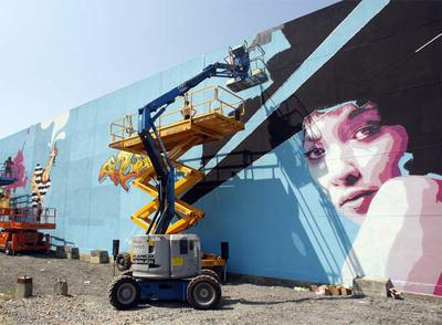 Un enorme  graffiti  preside desde ayer la pared trasera del polideportivo de Erandio.