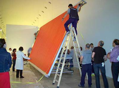 Un momento delicado: los especialistas del museo manipulan el  Guernica  para llevar a cabo su radiografía.