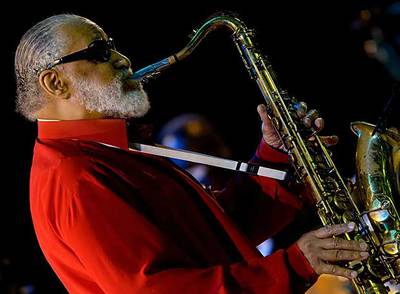 Sonny Rollins demostró a sus 77 años, en el Festival de Jazz de Vitoria, que es capaz de tocar sin parar durante tres horas seguidas.